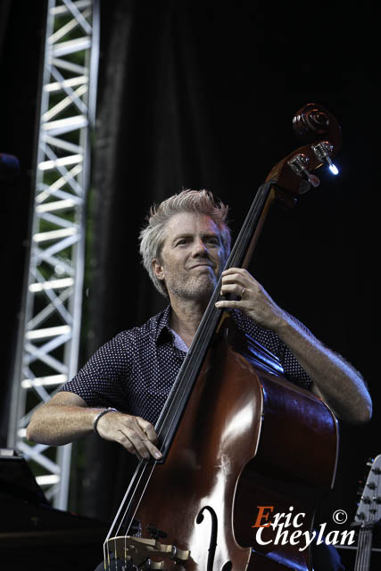 Kyle Eastwood, Festival Django Reinhardt, Prairie du Bois d'Hyver, Parc du Château (Fontainebleau), 1 juillet 2021, © Eric Cheylan / https://lovinglive.fr