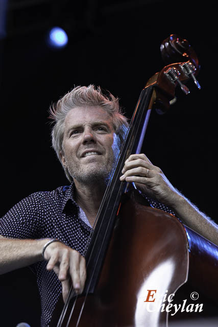 Kyle Eastwood, Festival Django Reinhardt, Prairie du Bois d'Hyver, Parc du Château (Fontainebleau), 1 juillet 2021, © Eric Cheylan / https://lovinglive.fr