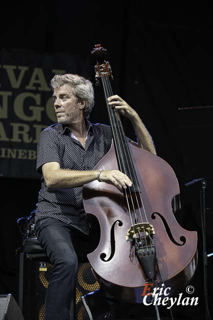 Kyle Eastwood, Festival Django Reinhardt, Prairie du Bois d'Hyver, Parc du Château (Fontainebleau), 1 juillet 2021, © Eric Cheylan / https://lovinglive.fr