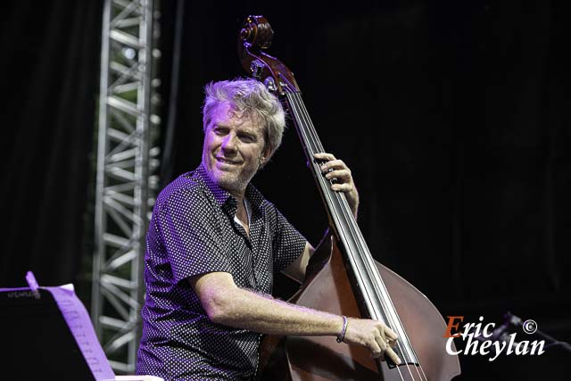 Kyle Eastwood, Festival Django Reinhardt, Prairie du Bois d'Hyver, Parc du Château (Fontainebleau), 1 juillet 2021, © Eric Cheylan / https://lovinglive.fr