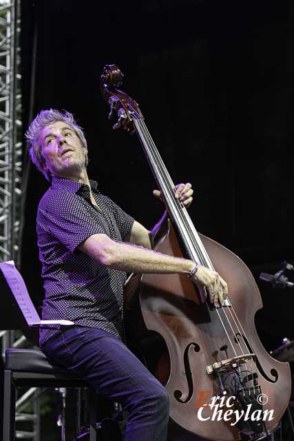 Kyle Eastwood, Festival Django Reinhardt, Prairie du Bois d'Hyver, Parc du Château (Fontainebleau), 1 juillet 2021, © Eric Cheylan / https://lovinglive.fr