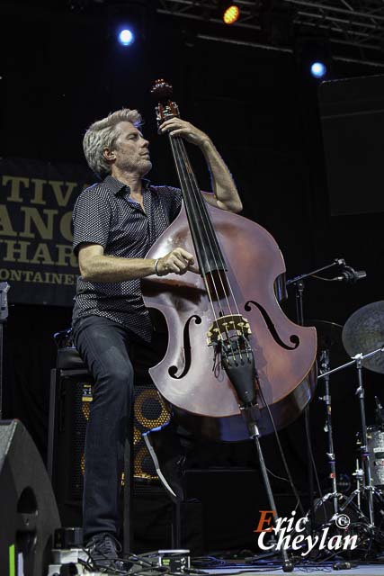 Kyle Eastwood, Festival Django Reinhardt, Prairie du Bois d'Hyver, Parc du Château (Fontainebleau), 1 juillet 2021, © Eric Cheylan / https://lovinglive.fr